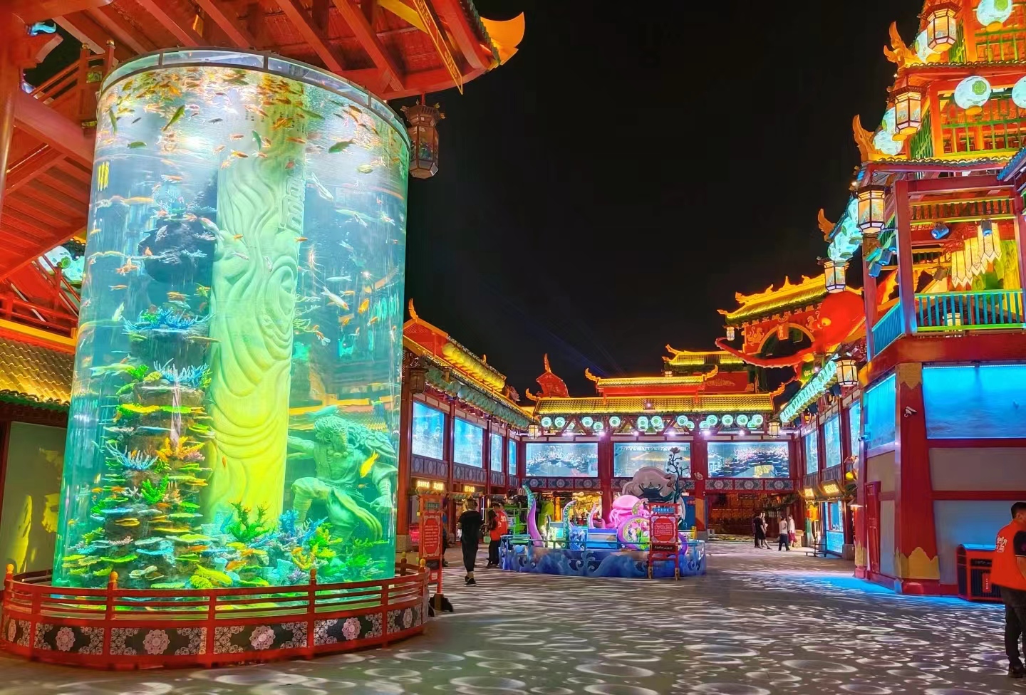 Acrylic cylindrical aquarium - installation Акриловый цилиндрический аквариум – установка